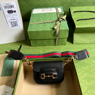 GUCCI古馳 Horsebit 1955系列肩帶錢包，Gucci Horsebit 1955系列從品牌典藏設計中汲取靈感，在六十餘年前的早期設計細節中融入現代精髓，令馬銜扣這一經典元素煥發出新的魅力。這一設計圖案的靈感源自品牌馬術本源，由