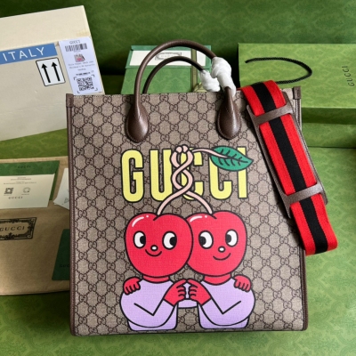 GUCCI古馳 Gucci櫻桃印花購物袋，定居于智利的漫畫家兼插畫家Pablo Delcielo的作品為《古馳愛的進行曲》時裝系列注入一抹趣味盎然的色彩。生氣勃勃的神秘生物與趣味十足的水果角色通過明媚亮麗的貼飾或印花，為成衣和配飾設計帶來異