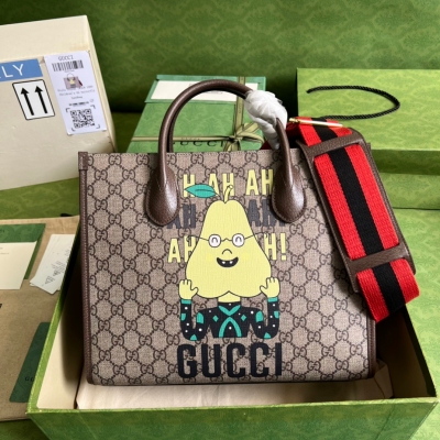 GUCCI古馳 Gucci黃梨印花購物袋，定居于智利的漫畫家兼插畫家Pablo Delcielo的作品為《古馳愛的進行曲》時裝系列注入一抹趣味盎然的色彩。生氣勃勃的神秘生物與趣味十足的水果角色通過明媚亮麗的貼飾或印花，為成衣和配飾設計帶來異