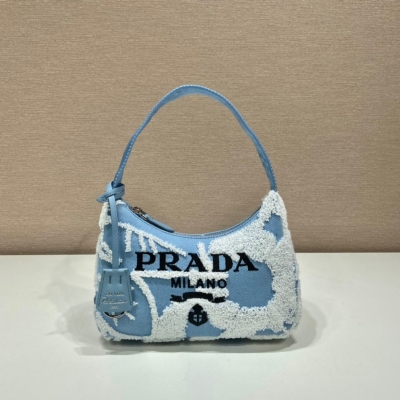 Prada普拉達 刺繡花卉Hobo1NE515 這款Re-Edition2000Hobo迷你手袋飾以華美的花卉刺繡，新穎詮釋標誌性的PRADA配飾風格。別致的3D立體效果以及撞色圖形營造強烈的視覺衝擊。獨特時尚品味，上街潮流十足，太完美，趕