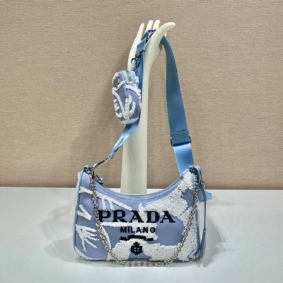 Prada普拉達 刺繡三合一1BH204 這款Re-Edition 三合一手袋重新詮釋標誌性的PRADA配飾風格。華美的花卉刺繡營造出醒目的3d立體效果，特色鮮明。可調式織帶肩帶和鏈條提手令其能夠以多種方式攜帶。肩帶配搭小袋，設計巧思一覽無