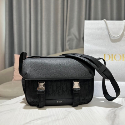 Dior迪奧 官網圖9952這款 Dior Explorer 信使包從經典設計汲取靈感，融入高訂風格煥新演繹。採用黑色科技面料精心製作，飾以 Oblique Mirage 印花，側面點綴以多個標誌和“DIOR”補丁提升格調。黑色粒面牛皮革翻