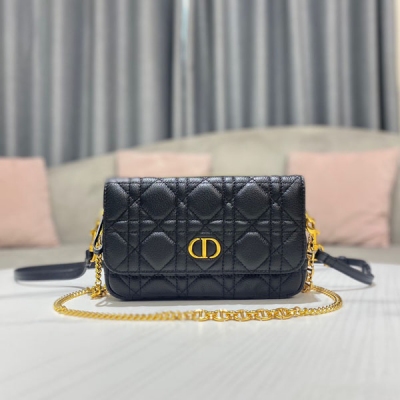 Dior迪奧 這款 Dior Caro 鏈條手拿包是一款實用而優雅的單品。採用白色柔軟牛皮革精心製作，飾以藤格紋緝麵線，搭配“CD”標誌翻蓋和多個隔層，可收納各種日常用品。搭配可拆卸的鏈條肩帶，可肩背。搭配可拆卸的可調節皮革肩帶，可斜挎。是