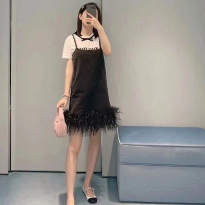 Miu Miu 23ss/miu女孩鴕鳥毛吊帶牛仔裙牛仔裙裙尾加上羽毛設計 展現了女孩的甜美又有個性的氣質 名媛小姐姐日常穿搭 高級又好看SMl