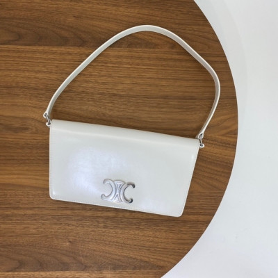 Celine 冬季新品 TRAPEZE TRIOMPHE亮澤牛皮革手袋 22s全新設計腋下包 這個復古調凱旋門真是磕在心巴上 超美 包型硬挺 輪廓感十足 質感滿分 日常又百搭 牛皮革，羊皮革襯裡，肩背或手提，按扣開合，內側扁平口袋，內側拉鍊