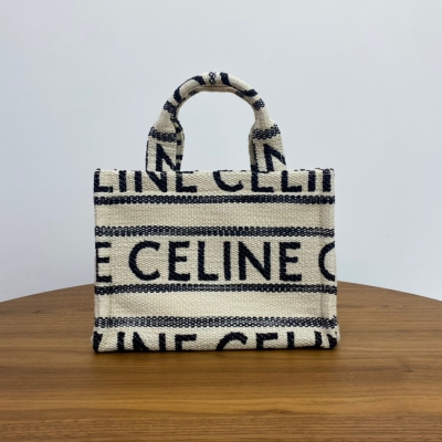 Celine 新品上線 新推出BAIE DES ANGES夏季系列，帆布面料、大間縫隙、柔軟織物的材料！營造出度假氛圍，特別亮眼！配有長肩帶，手提肩背斜挎！好看又方便 容量：容量杠杠噠！上班族，寶媽，日常出門不用擔心東西多放不下啦！搭配：百