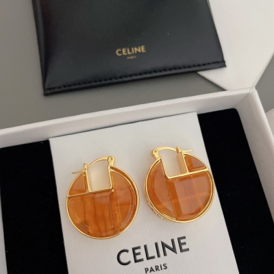 Celine 棕石耳環 劉詩詩時尚又簡約，又很有創意的設計，立體棕石拼接質感滿滿！側面點綴祖母綠切割長方鑽，太太太高級啦非常仙，非常柔美，落落大方！因為極其簡單的設計，越是要做好，才有那種復古港風味道出來，一股中古風Vintage范，極簡而