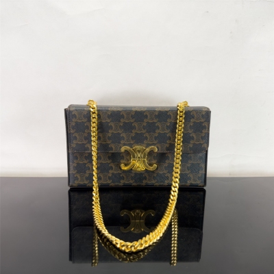 Celine BOX TRIOMPHE亮澤牛皮革鏈條手袋 新品 9 X 5 X 2英寸(22 X 13 X 4釐米) 牛皮革 羊皮革襯裡 肩背 TRIOMPHE金屬鎖扣 內側卡槽 鏈條長12英寸（30釐米）