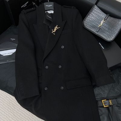 Yves Saint Laurent YSL 聖羅蘭 SLP 2022/Fw 秋冬新款廓形長款毛呢大衣時尚大氣的代名詞 垂順且有分量 加長版型絕對能拉長整體比例 內搭搭配小短裙長靴 妥妥女王范！SML