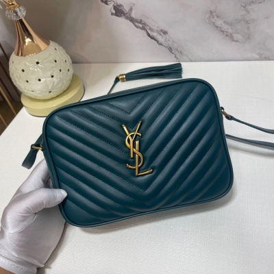 Yves Saint Laurent YSL 聖羅蘭 流蘇相機包，這款相機包超級能裝，非常實用。流蘇的設計增加了包包的時尚感，肩帶可以調節。尺寸:23x16x6，型號:505730