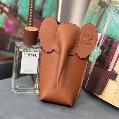 Loewe羅意威 LOEWE 羅意威 經典大象手機包 2022ss最新版本 尺寸:19-8-4cm 編碼:102210魅力紫 大象形狀斜挎手袋，柔軟牛皮革製成，裡外真皮，可肩背斜挎，磁扣開合設計，Anagram logo壓紋，2022最新版