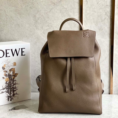 Loewe羅意威 實用型背包出貨選用質感柔軟粒面牛皮拼接經典牛皮，配有抽繩開合和前翻蓋，並配有按扣，雙肩背可調節長短，內部扡袋，容量大，簡約大方是你外出的首選~Size:31.5×40.5×14cm （只配禮品袋）溫馨提示：內裡磨砂皮不建議