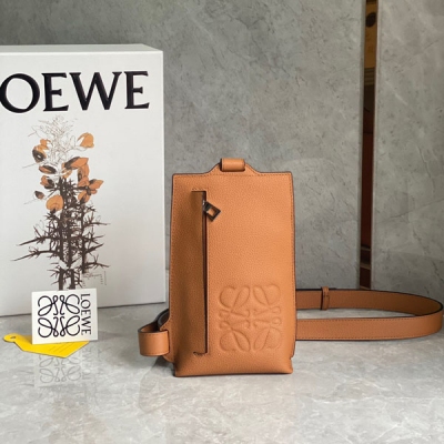 Loewe羅意威 最新粒面垂直T型胸包出貨採用柔軟粒面牛皮製成 質感超贊 帆布內襯 後置大口袋也可放手機喔 多功能穿戴搭配可調節肩帶，精緻小巧、實用性極高喔size:21.5X12.7X6.5cm 配包裝