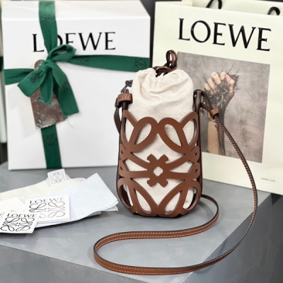 Loewe羅意威 全新 Anagram 鏤空手袋. 牛皮革/帆布 尺寸:高21x長12x寬7cm 編碼:652208棕色 多功能斜挎手袋，Anagram鏤空牛皮設計，人字棉帆布束帶內襯，可斜挎側背。