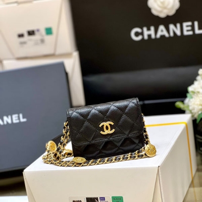 Chanel香奈兒 2022A 高級手工坊系列 金幣小廢包 小香幸運金幣包一直都是搶爆的款式，專櫃真的超級難買 一個包就有六枚幸運金幣，上身絕對酷爆，自重也不重哦！ 還是最最貼心的荔枝牛皮！這只零錢袋是十足小廢包，只能裝的下可愛和口紅，鑰匙