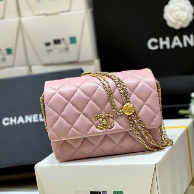 Chanel香奈兒 2022A 高級手工坊系列 鴛鴦扣金幣腋下包 小香幸運金幣包一直都是搶爆的款式，專櫃真的超級難買 一個包就有八枚幸運金幣，上身絕對酷爆，自重也不重哦！經典CF版型無需介紹 非常實用，容量也大！裡外都是小羊皮，超極推薦 編