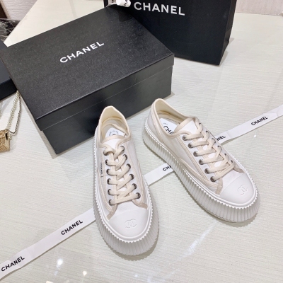 Chanel香奈兒 最新中古松糕厚底系帶帆布鞋，最新推出休閒單品 超級休息百搭！做工精緻又耐穿，帶厚底內增高5cm 顯得腿又長又細！羊皮墊腳舒適透氣，看似厚重 實際上腳非常舒適輕盈，開模PTU橡膠組合大底 耐磨防滑，尺碼35-39(40訂做