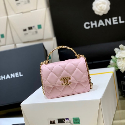 Chanel香奈兒 2022cc 春夏系列 琺瑯手柄小挎包太難了！正品現在好多款都要溢價，只能怪設計師太厲害了，總是設計出這麼可愛的小廢包 只能裝裝卡片和口紅什麼的，上身超級好搭配，時尚，背出去絕對撞足眼球 一定要買！編號AP2758 尺寸