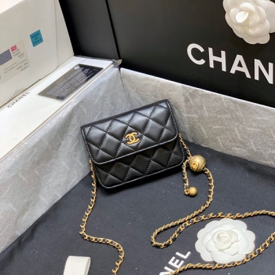 Chanel香奈兒 2022爆款銅珠系列 非常好看的一個小包 鏈條是配有可調節長短大珠子哦，無論高矮胖瘦都合適 這個更是傳承了經典元素，上身超級好看，無論怎麼穿搭都超級合適 原廠小羊皮，五金是全套全銅，小東西，高成本 編號AP1465，尺寸