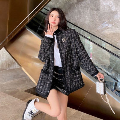 Chanel香奈兒 2022/FW 黑色金絲線外套定制的面料有一層亮片的光澤感 優雅氣質！輪廓型剪裁包容性極佳顯瘦百搭 立體的格子很復古的設計 非常有安全感的外套 贈送胸針防塵袋SML