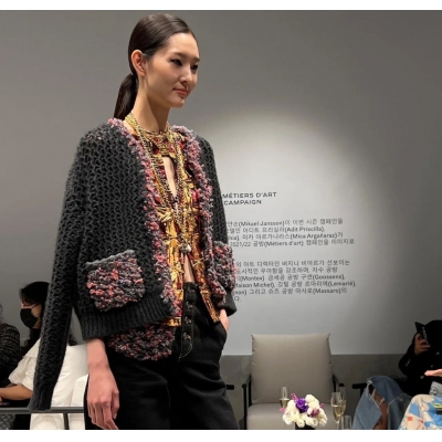 Chanel香奈兒 2022/FW 高級手工坊系列開衫彩色毛絮點綴給整件衣服增加了時髦感 分量感十足 寬鬆版型盡顯慵懶氛圍感 羊毛紗線保暖舒適 質感超強SML