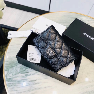 Chanel香奈兒 超經典CF系列零錢包 Chanel直擊法國Haas原廠球紋牛皮 黑色 簡直仙女必備 自己暗戳戳的入手一個超愛無敵 可以裝點零錢、鑰匙、卡片都沒有問題 尺寸11cm 當作送朋友的小禮物也是最佳選擇，性價比超高。銀扣金扣都好