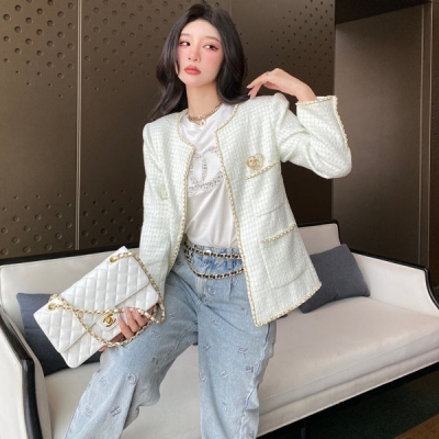 Chanel香奈兒 2022/ss 高級手工坊系列四口袋外套 這一季必須擁有姓名的一件外套太美了 彰顯時尚品味的設計大寫的高級感 頂級品質 整件面料都是手工鉤織的耗時耗力 手工製作的拼皮織帶時髦精緻 重要場合都可駕馭 典雅的白金配色優雅得體