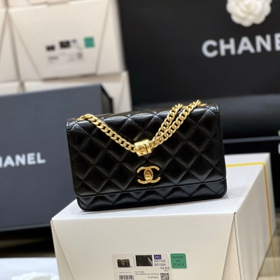 Chanel香奈兒 2023k 秋冬高級成衣系列 本季最搶手的小金柱調節扣發財包 正品購入開發 22k 新款真是一包難求！像這樣的熱門款式，都需要溢價買 實用Woc小包，鏈條增加了小金柱調節扣更加方便，可以隨意調節長短 超級多種背法，也可以