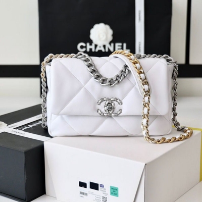 Chanel香奈兒 銀扣終於出貨了，簡直不要太酷 至尊版本 純原廠19 bag 經典款之晶片19 bag 皮料：歐洲原廠GR正品山羊皮 五金：義大利進口24k鍍厚金鋼鎖 貨源稀少，經常容易斷貨 整個包的手感與真品完美達成一致 1160小號尺