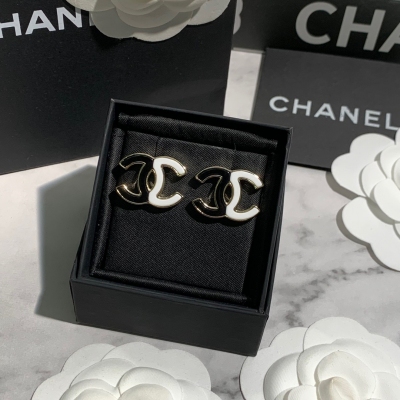 Chanel香奈兒 新品上線 老香的復古美 2023c耳釘 復古感滿滿 雙c裡還有閃閃的金箔 百看不膩 永不過時 形神俱全 品質保證閉眼沖