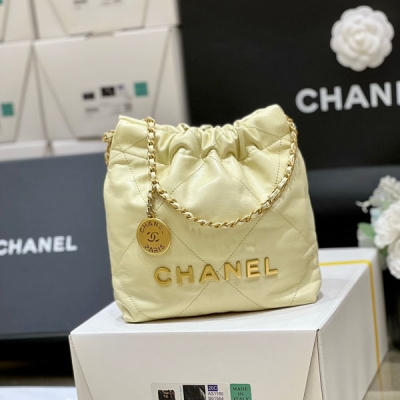 Chanel香奈兒 2023S 春夏系列 大爆款 mini 22 bag 作為全球搶購的大爆款！無疑又是溢價款！非常難買！23s這只mini 22真的是太好看了 上身太好搭配了，容量也超級大 手拎斜挎都可以 經典耐看 獨家原廠方框油臘牛皮