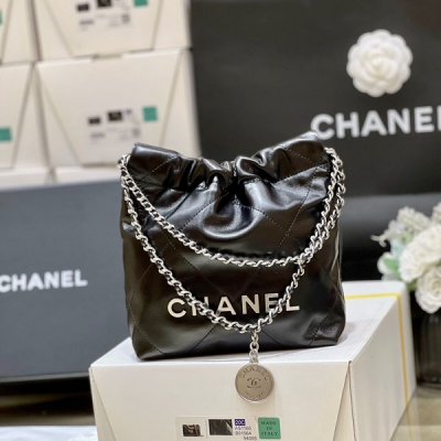 Chanel香奈兒 2023S 春夏系列 大爆款 mini 22 bag 作為全球搶購的大爆款！無疑又是溢價款！非常難買！23s這只mini 22真的是太好看了 上身太好搭配了，容量也超級大 手拎斜挎都可以 經典耐看 獨家原廠方框油臘牛皮