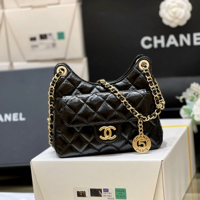 Chanel香奈兒 2023C 早春度假新款 本季最火爆的5號金幣吊牌hobo嬉皮包 依然特別難買，像這種金幣又是嬉皮版型的！更是火爆到不行 都要加價 實物也超級實用和好搭配，原廠Montebello油蠟牛皮，小號也可以放手機哦 超級推薦