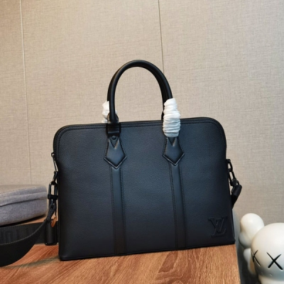 LV路易威登 MX版本 M59159 BRIEFCASE 公事包 取材 Ta?ga 壓紋皮革，含蓄點綴金屬 LV 字母，為通勤設計注入典雅格調。前袋配有磁扣翻蓋，可拆卸肩帶提供肩背體驗。尺寸：38 x 29.5