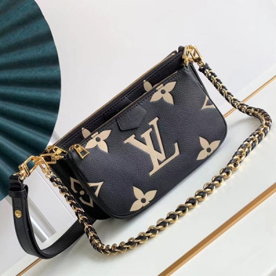 LV路易威登 M45777 M80399 Multi Pochette Accessories 手袋以 Monogram 帆布構築三件合一的活力設計，另配備多個口袋和隔層。可調節金色鏈條與路易威登銘紋提花肩帶提