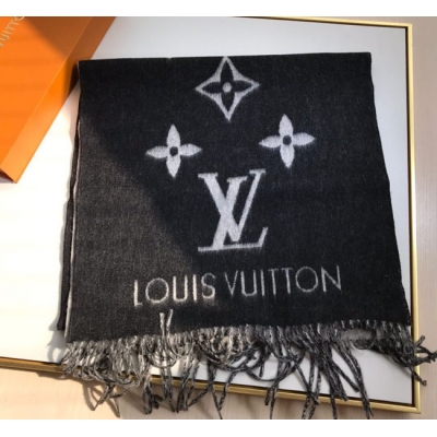 LOUIS VUITTON LV路易威登圍巾 REYKJAVIK羊絨圍巾.大陸專櫃常年斷貨狀態！原廠LV出貨老闆樣板都沒看直接收了， 的這款披肩，火爆程度我就不用多說了吧，霍思燕、李湘、汪明荃都是愛不釋手，圍巾披肩兩用，又暖又糯的感覺真的讓