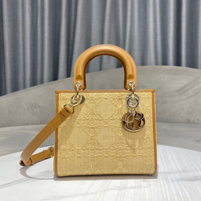 Dior迪奧 中號 LADY DIOR 手袋（戴妃草編） 酒椰草藤格紋 這款 Lady Dior 手袋體現了 Dior 對典雅和美麗的深刻洞見。高雅經典，經久不衰。採用酒椰草精心製作，飾以標誌性的藤格紋圖案。點綴以淺金色飾面金屬“D.I.O