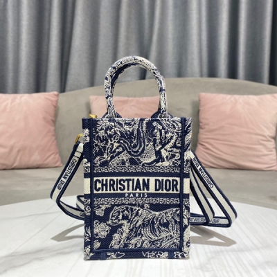 Dior迪奧 Mini tote最新款塔羅豎版 M1286新藍老虎 尺寸:13.5*5*18cm Tote最新豎版mini，實在太可愛字，這個尺寸超級適合夏天上，可容納手機、口紅、鑰匙。配送可調節肩帶，日常使用實用度絕對滿分，精美的刺繡，標