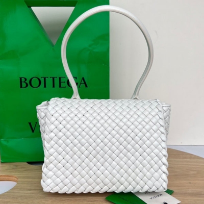 BV Bottega Veneta 2022秋冬新品PATTI 編織手提包 717755 同樣採用標誌性的intrecciato編織皮革工藝以及柔軟的小羊皮製成，設計風格簡約，優雅 俐落 單肩設計 凹顯極具格調的設計巧思，無論是在重工藝上，