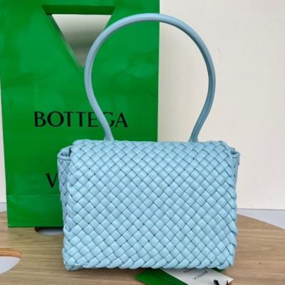 BV Bottega Veneta 2022秋冬新品PATTI 編織手提包 717755 同樣採用標誌性的intrecciato編織皮革工藝以及柔軟的小羊皮製成，設計風格簡約，優雅 俐落 單肩設計 凹顯極具格調的設計巧思，無論是在重工藝上，