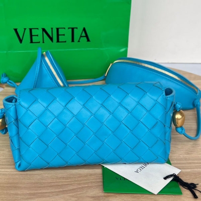 BV Bottega Veneta 2023秋冬新款三合一 717429 經典的傳承編織工藝 多功能斜挎包 採用羊皮皮材質 舒適耐用 配有一個主隔層 眼鏡盒和耳機盒 再也不用擔心小東西不翼而飛的問題 超級實用的三合一 適合各種凹造型 快來g