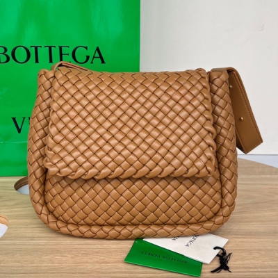 BV Bottega Veneta 2023秋冬新品COBBLE 肩背包 709418 經典的細編織回歸啦！回味不一樣的風格和回憶 同樣採用標誌性的intrecciato編織皮革工藝以及柔軟的小羊皮製成，設計風格簡約，優雅 俐落 凹顯極具格