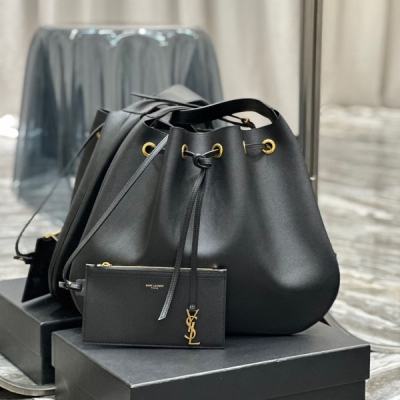 Yves Saint Laurent YSL 聖羅蘭 Flat Hobo bag YSL 全皮款抽繩包/肩背包 全皮的設計這款簡約的包包多了一份精緻時髦特別感 抽繩非常，第一眼就秒被種草了 爆炸好看 真的太適合秋冬季，日常穿搭必備單品大氣又