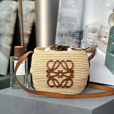 Loewe羅意威 LOEWE 羅意威 Basket 蜂巢編織手袋 棕色 現貨現貨 尺寸:18-16-12cm 編碼:062251 天然酒椰纖維編織包，蜂巢形狀包身，牛皮革肩帶，內置抽繩小包，Anagram logo花紋，肩帶調節（斜挎、側背