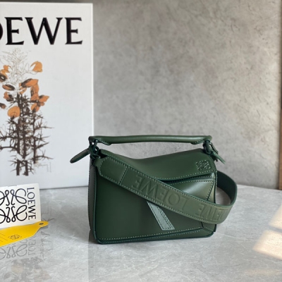 Loewe羅意威 puzzle新版現貨秒發 新純色Puzzle最大亮點採用緞面牛皮 觸感比以往更細膩、更有光澤度、塑形感肩帶 金屬扣和內襯也都採用了同色系搭配 新穎的同時高級感拉滿 寬肩帶設計 包包背部拉鍊袋也改為了小口袋 新晉天花板！閉眼