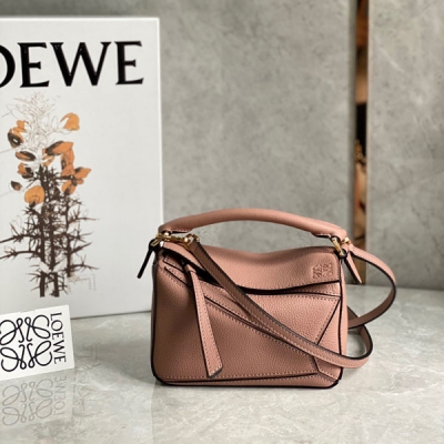 Loewe羅意威 puzzle荔枝皮家族再添一員 豆沙粉 簡約大氣的幾何設計 豆沙粉 簡約大氣的幾何設計可甜可鹽定制荔面牛皮 棉麻內襯 mini號小身材大容量口紅，粉餅統統進來 毫無壓力哈 size:18*11*7.5cm/迷你 配包裝