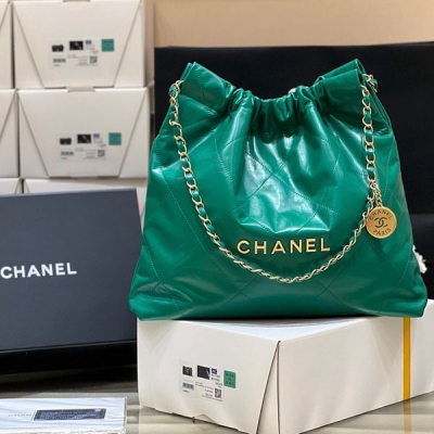 Chanel香奈兒 2022A高級手工坊新顏色，綠色 2022cc 春夏火爆22 bag 獨家原廠方框小牛皮 本季最火最值得入手的系列，它的名字叫22 bag，小香凡是以數字命名的都必火爆 也一定會成為經典 超級時尚和大氣，非常好搭配，那就