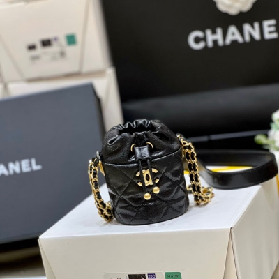 Chanel香奈兒 2022A 高級手工坊系列 金幣小水桶包 小香幸運金幣包一直都是搶爆的款式，專櫃真的超級難買 一個包就有八枚幸運金幣，上身絕對酷爆，自重也不重哦！ 還是最最貼心的荔枝牛皮！這只小水桶是十足小廢包，只能裝的下可愛和口紅，鑰