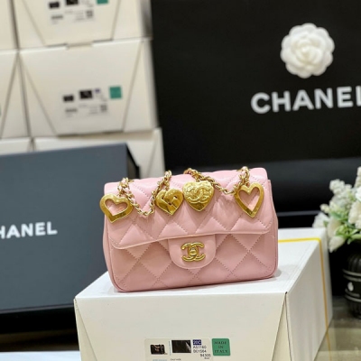 Chanel香奈兒 2022b 秋冬新款預告系列 CF限量版愛心吊墜鏈條包 正品購入開發22b唯一的限量版，cf經典版型加上愛心吊墜，實物真的太美啦！很特別 上身也很好搭配哦 裡外都是全皮 獨家方框原廠正品小羊皮 3456 小號尺寸12*1