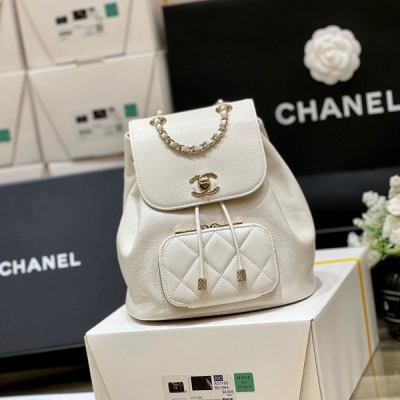 Chanel香奈兒 2022b 秋冬新款預告系列 本季特別火的經典雙肩小背包 正品購入開發 22b店裡的大爆款，非常經典 小香的雙背包都是很難買的！實物超級好看，也很實用！還是貼心的荔枝牛皮！上身非常好搭配 獨家原廠正品haas荔枝牛皮 編